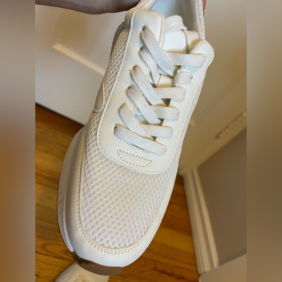 DV by Dolce Vita Bynx Sneaker - Picture 4 of 11